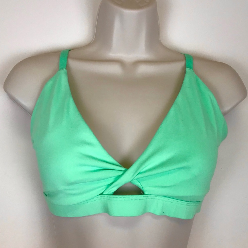 Fabletics lined key hole front sport bra